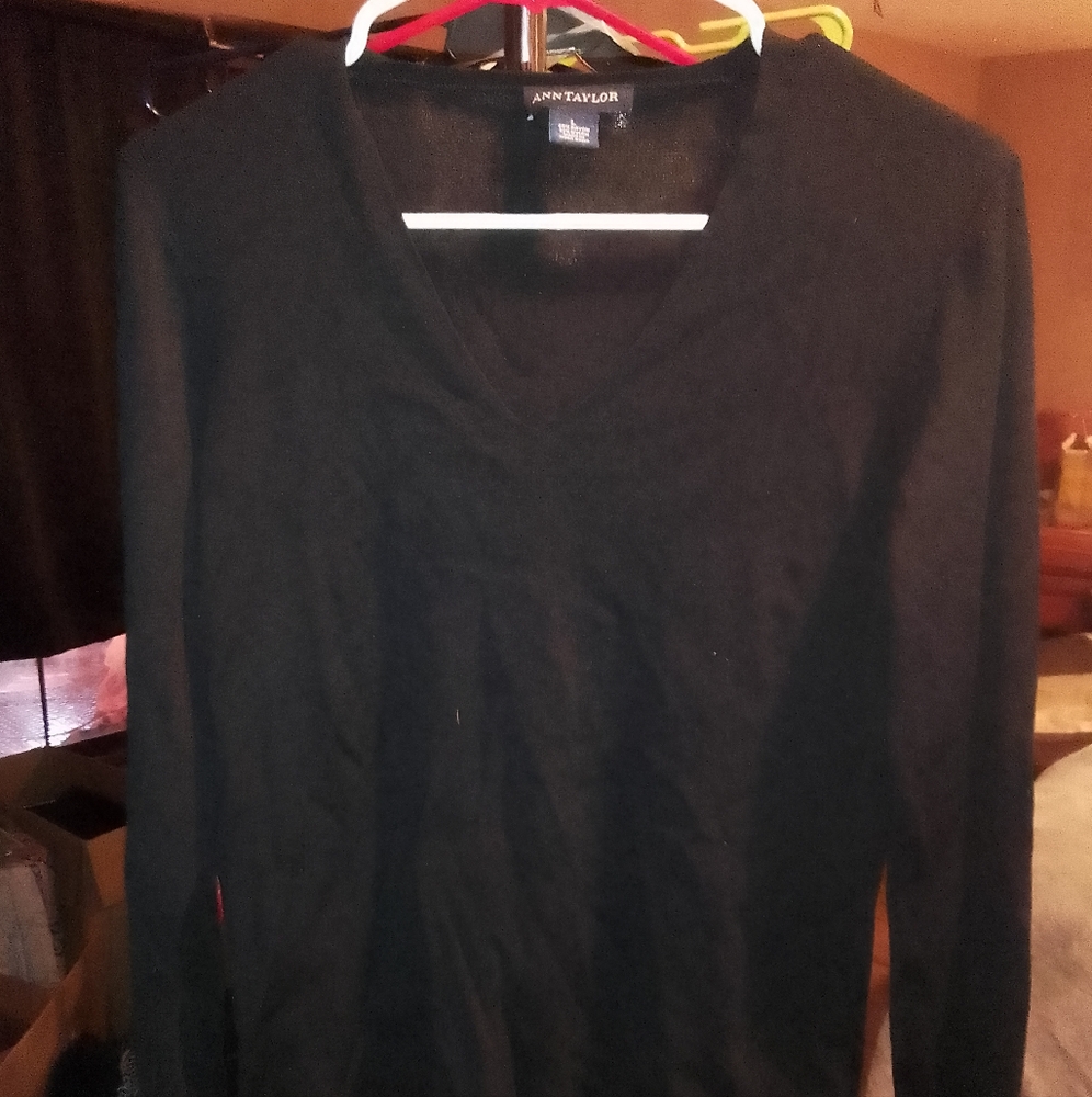 Woman's black V neck Ann‎ Taylor sweater size Large